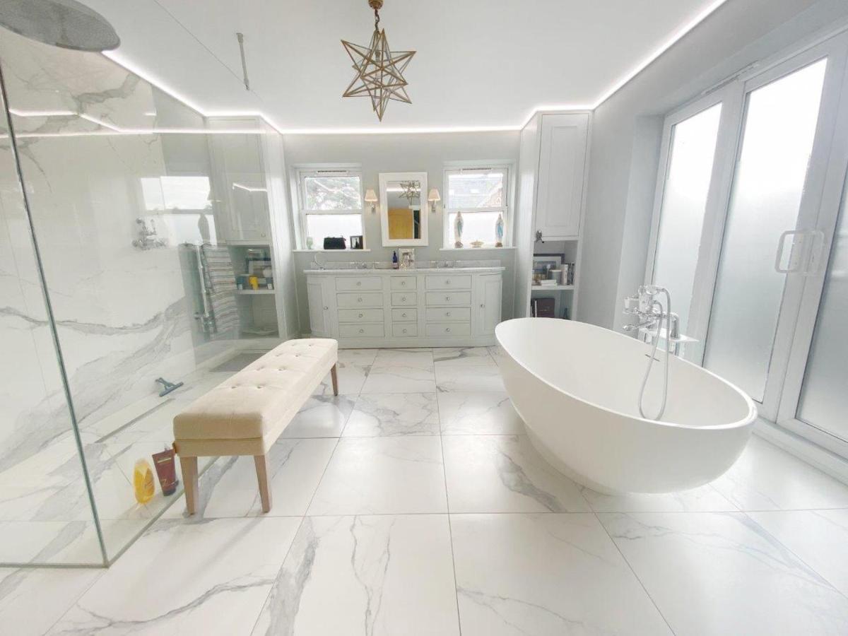 Entire Seaside Luxury Home With On Site Parking! Poole Zewnętrze zdjęcie