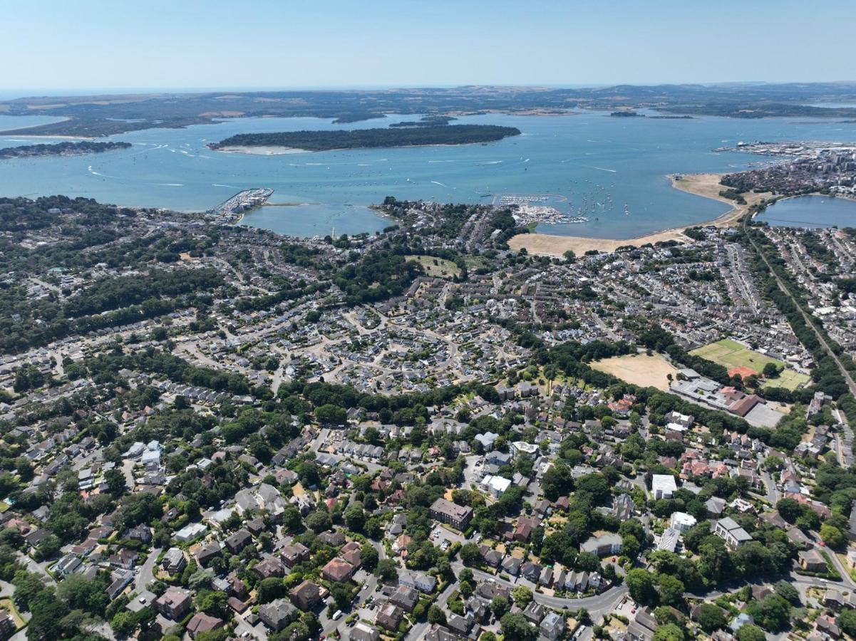 Entire Seaside Luxury Home With On Site Parking! Poole Zewnętrze zdjęcie