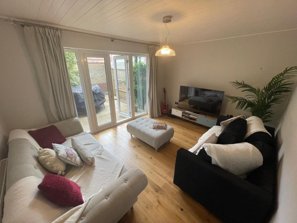 Entire Seaside Luxury Home With On Site Parking! Poole Zewnętrze zdjęcie